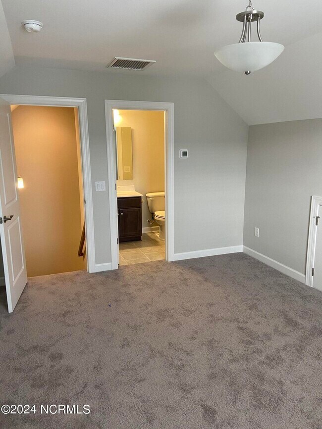 Building Photo - 5872 Pk W Cir
