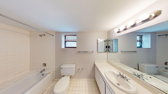 Building Photo - 1 Bed/ 1 Bath Near The Outlet Mall - *Wate...