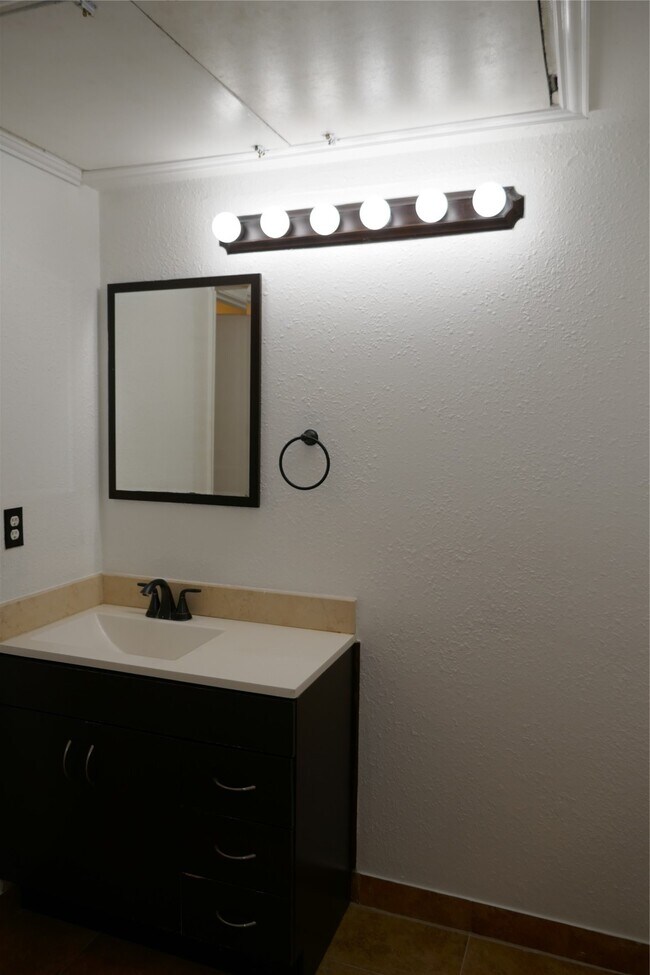 Building Photo - 2100 Tanglewilde St