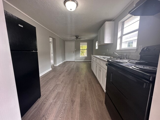 Building Photo - Updated 2/1 Available NOW