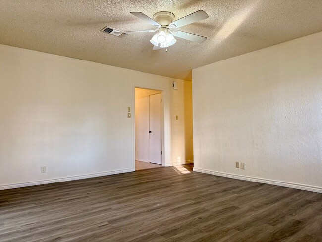 Building Photo - House For Rent
