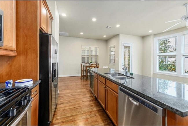 Building Photo - 1215 Roberts St