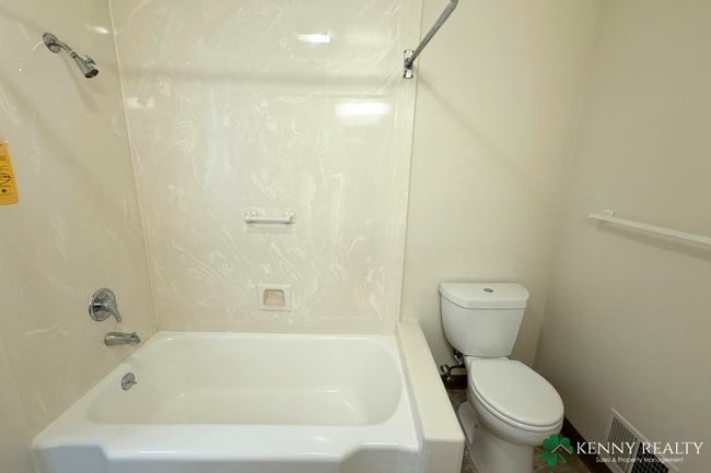 Building Photo - Bright and Updated 1 Bedroom Home with Pri...