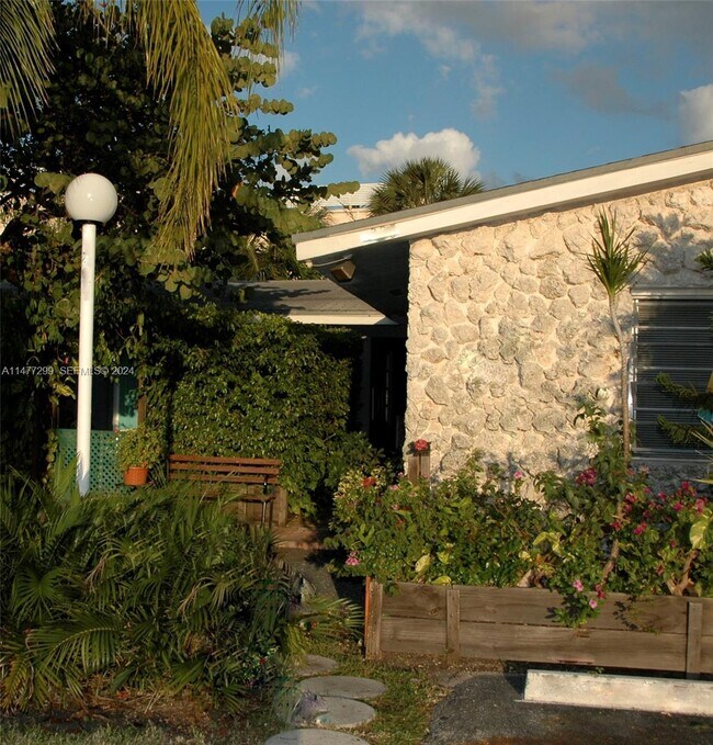 Building Photo - 325 Fernwood Rd