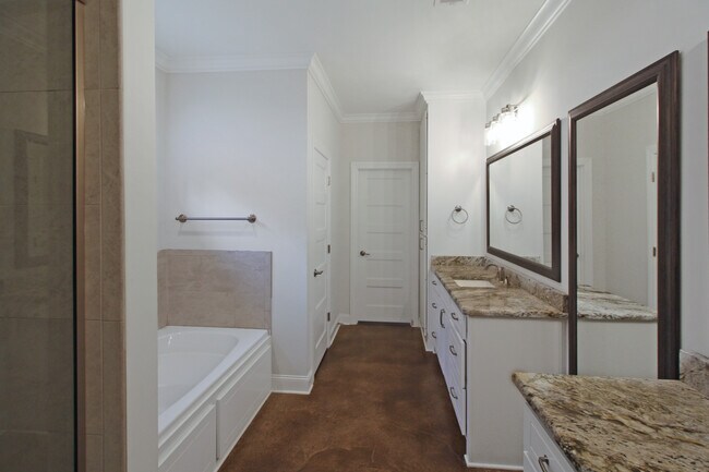 Building Photo - 1172 Greenfield Cir