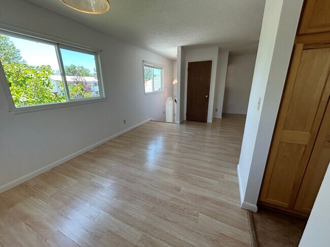 Building Photo - 5 Bed 2 Bath Home with 2 Car Attached Gara...