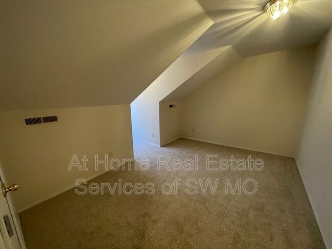 Building Photo - 701 S Pinhook Dr