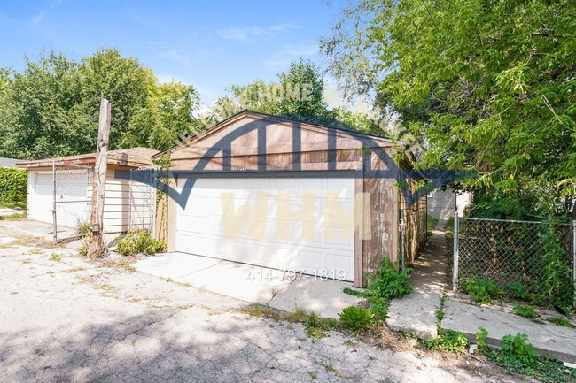 Building Photo - 3215 W Auer Ave