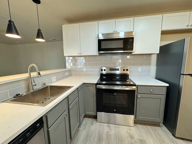Building Photo - 1001 Ronstan Dr