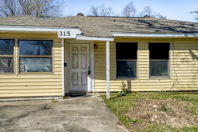 Building Photo - 315 Acacia St