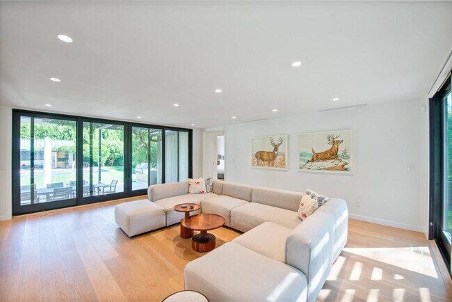 Building Photo - 60 Gansett Ln