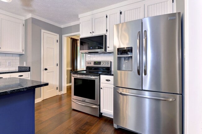 Building Photo - Beautifully Renovated Running Man Gem - Co...