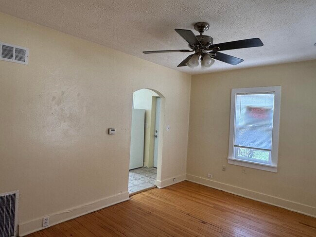 Building Photo - 2824 School St