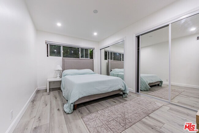 Building Photo - 722 Lincoln Blvd