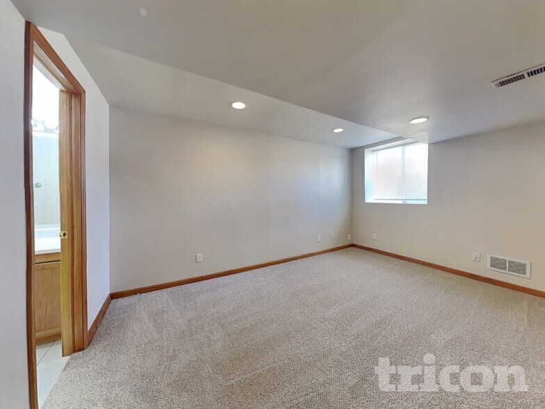 Building Photo - 5525 E 130th Dr