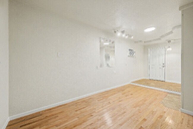 Building Photo - 7418 E Farmdale Ave