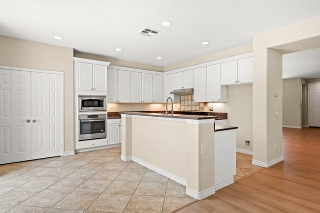 Building Photo - Ideal for Large Families – 6BR/4BA Eastval...