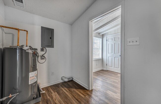 Building Photo - 4980 Vickie Dr