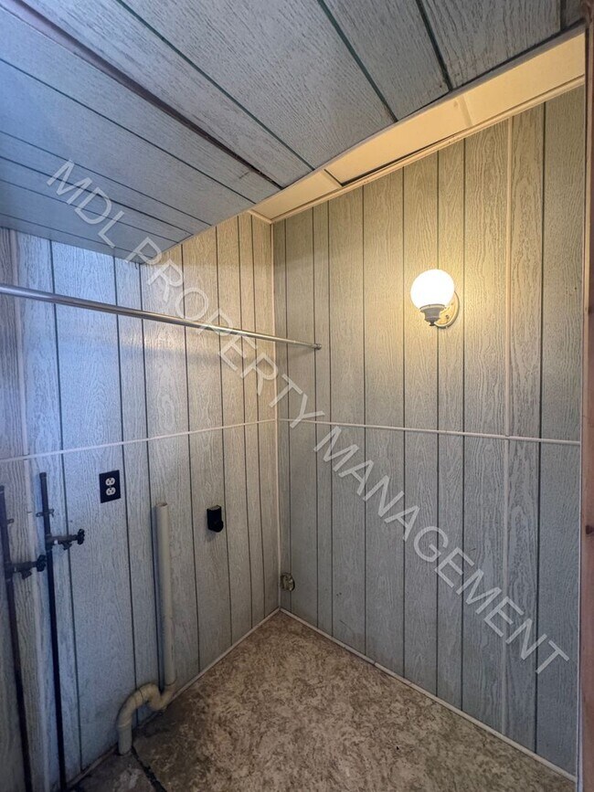 Building Photo - 909 Mackinaw St