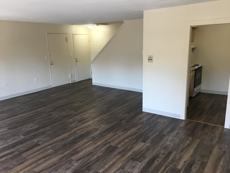 Living Room/Dining - 255 Stevens St