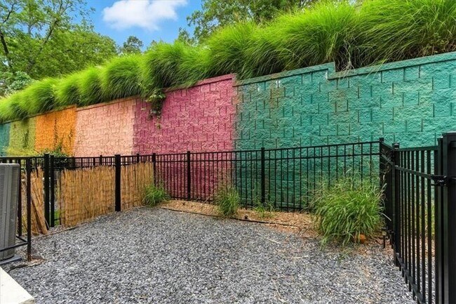 Building Photo - 170 Color Cir