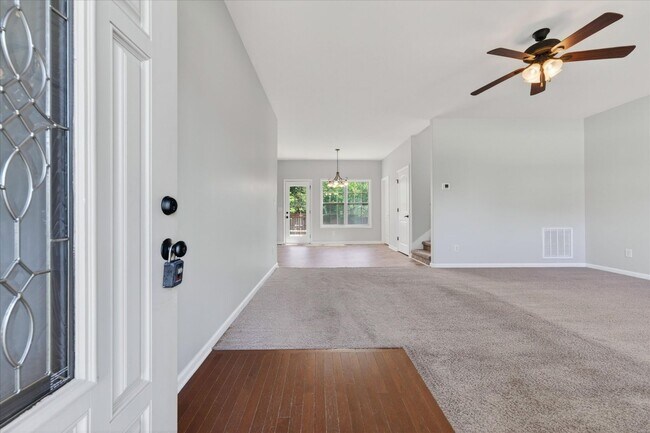 Building Photo - Pet Friendly Three Bedroom!