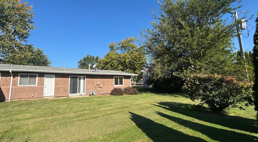 Building Photo - 408 Meadow Ln