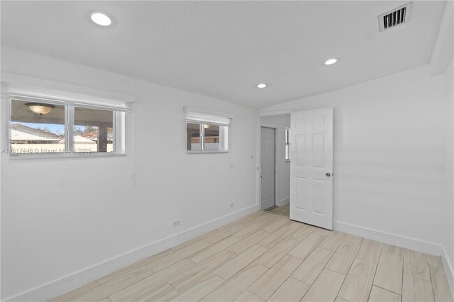 Building Photo - 641 E 44th St