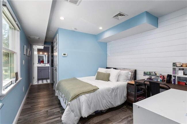 Building Photo - 4 James St