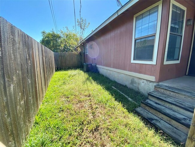 Building Photo - 1013 Hyridge St