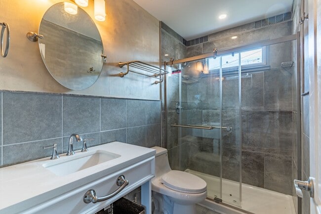 Building Photo - Renovated 3 bed/2 bath just minutes from Downtown!!