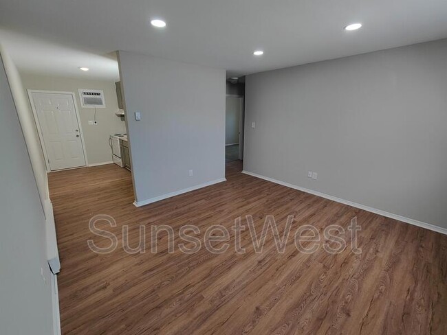 Building Photo - 4461 Layola Ave