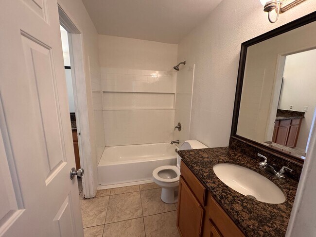 Building Photo - 2 Bedroom 1 Bathroom Condo Down Stairs Unit