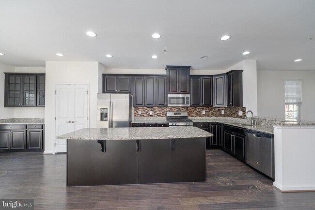 Building Photo - 3223 Clear Spring Dr