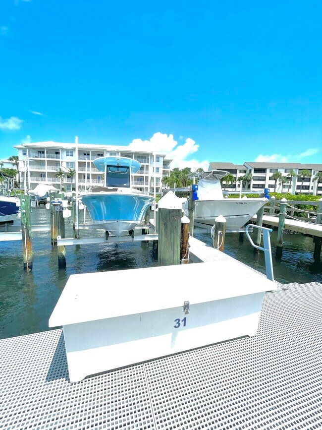 Building Photo - 1044 Bay Colony Dr S
