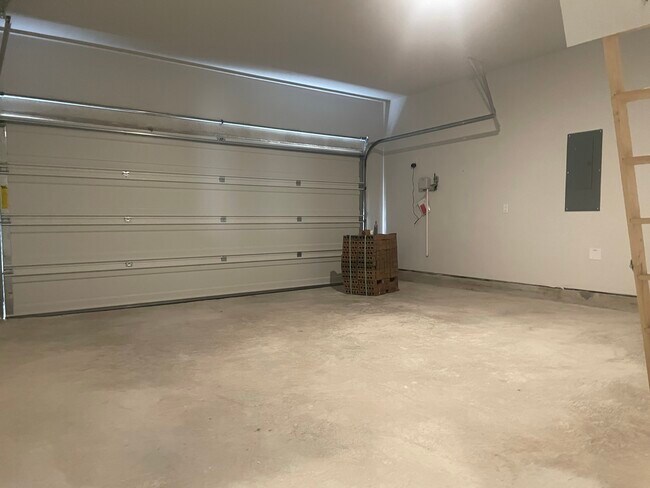 Building Photo - 941 Braymer Ln