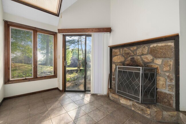 Building Photo - 115 Beechnut St