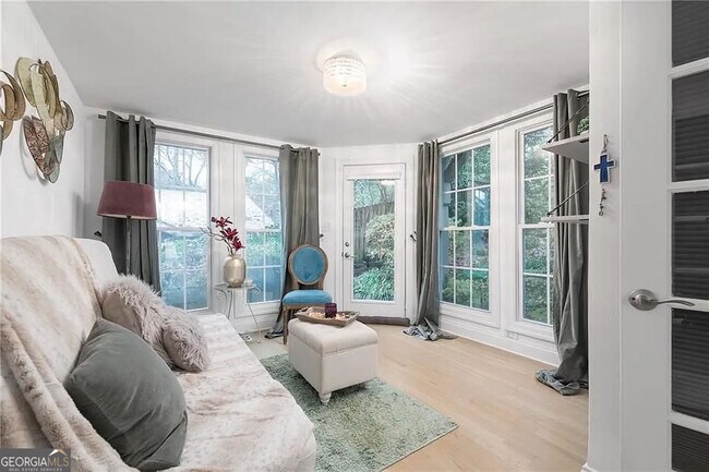 Building Photo - 302 Hascall Rd NW