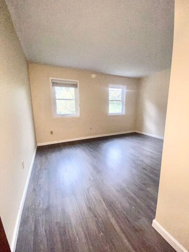 Building Photo - 56 Morellen Ln