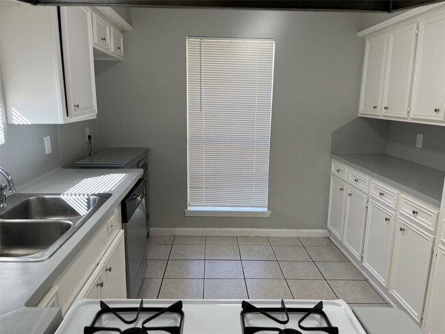 Building Photo - 2402 Fawnwood Ln