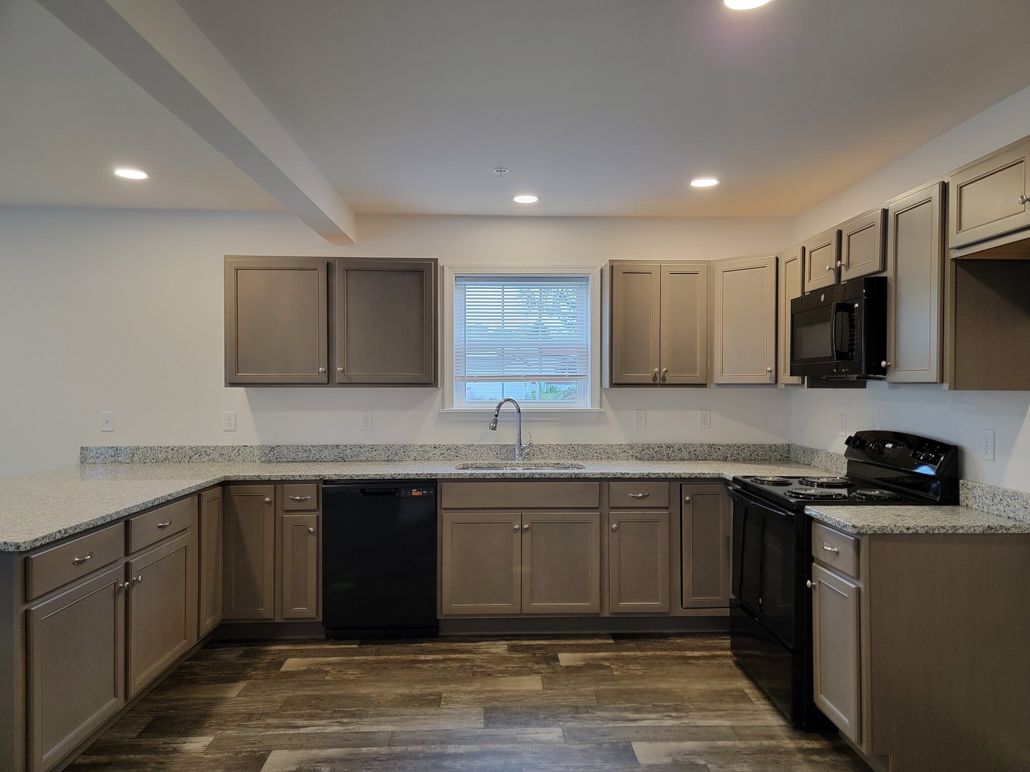 Building Photo - 146 Robert Cir