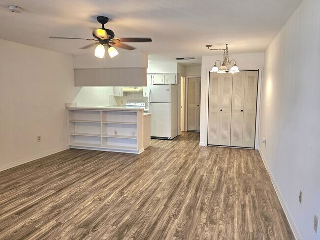Building Photo - 2nd floor Crystal Landings Condo with Pool...