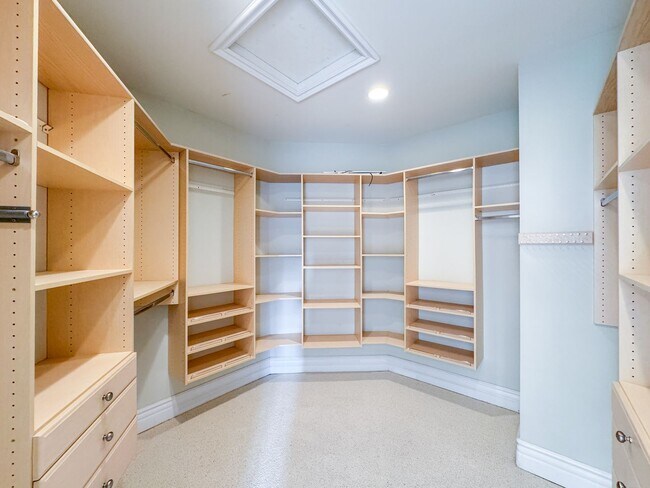 Building Photo - Lavish Estate Home w/4700sf+Central A/C & ...