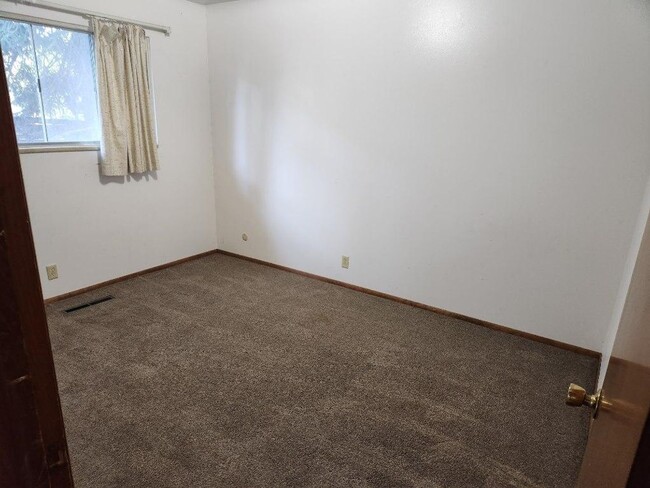Building Photo - Spacious 2 Bedroom Logan Apartment for Rent