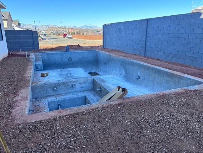 Building Photo - 5 bed 4.5 bath home with pool in Crimson Cliff Boundary