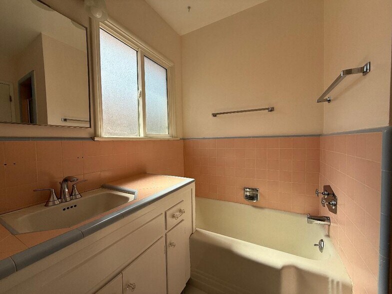 Building Photo - 8552 Woodley Ave