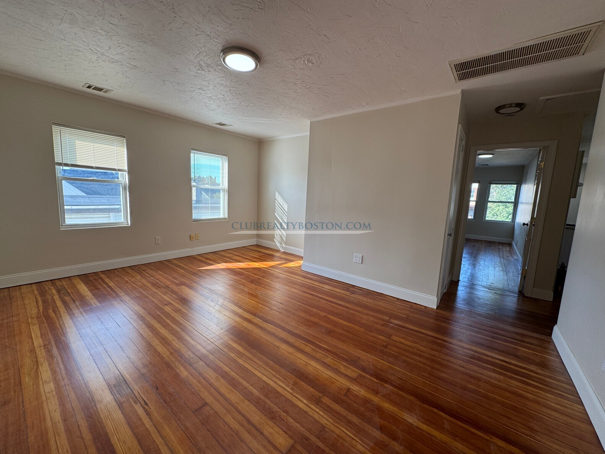 Building Photo - 370 Crescent St