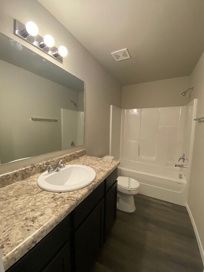 Building Photo - *NOW PRELEASING* Three Bedroom | Two Bathroom Duplex in Lawlis Ranch