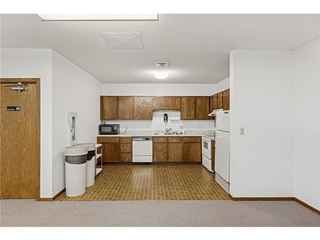 Building Photo - AVAILABLE NOW - Gorgeous 2 BR, 2 BA Condo, with Parking and Excellent Location