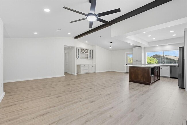 Building Photo - 5113 Loyola Ln